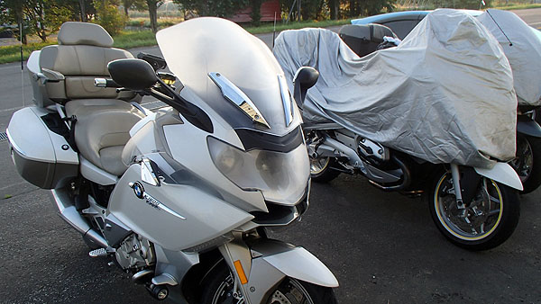 バイクが露で濡れてました